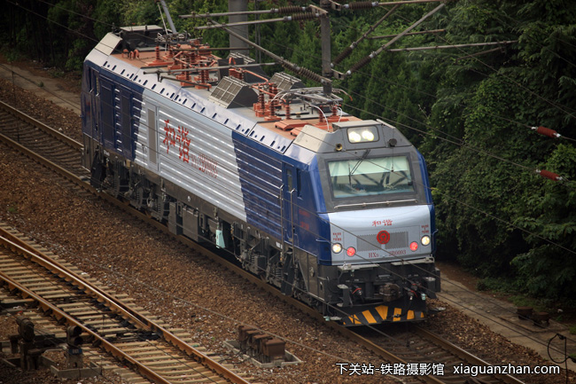 机车名称:和谐2b电力机车 hxd2b 车    号:0093 生产厂商:大同 运行