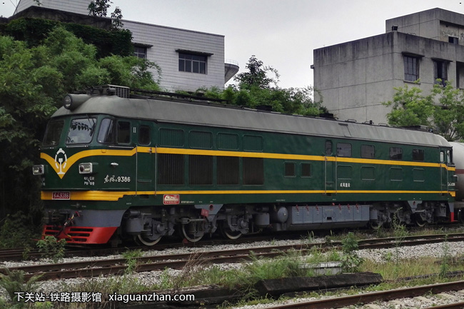 机车名称:东风4型内燃机车 df4车    号:9386生产厂商:资阳运行时速