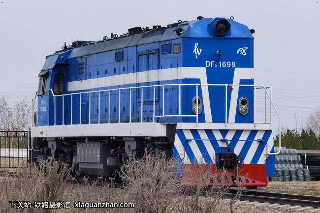 机车名称:东风5型内燃机车 df5 车    号:1699 生产厂商:四方 运行