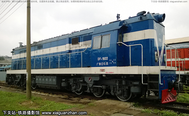 机车名称:东风5型内燃机车 df5车    号:1922生产厂商:四方运行时速