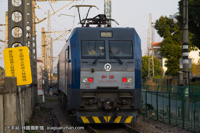机车名称:和谐1b型电力机车 hxd1b车 号:0505生产厂商:株洲运行