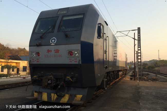 机车名称:和谐1c型电力机车 hxd1c 车    号:0246 生产厂商:株洲 运行