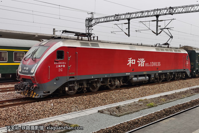 机车名称:和谐1d型电力机车 hxd1d 车    号:0135 生产厂商:株洲 运行