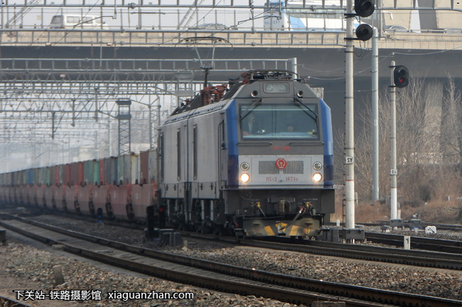 机车名称:和谐2型电力机车 hxd2 车    号:1673 生产厂商:大同 运行