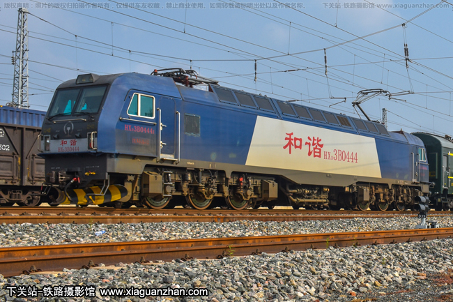 机车名称:和谐3b型电力机车 hxd3b 车 号:0444 生产厂商:大连 运行