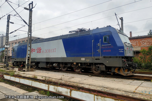机车名称:和谐3c型电力机车 hxd3c车    号:0137生产厂商:大连运行