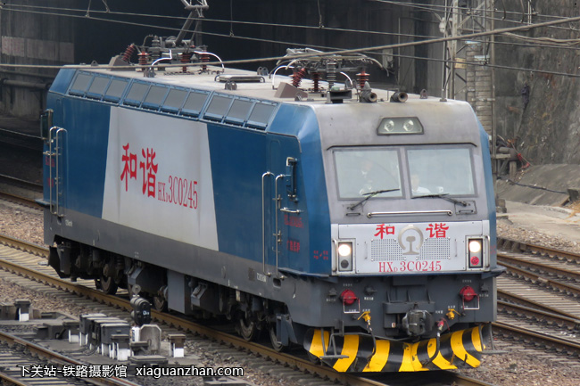 机车名称:和谐3ca电力机车 hxd3ca车    号:0245生产厂商:大连运行