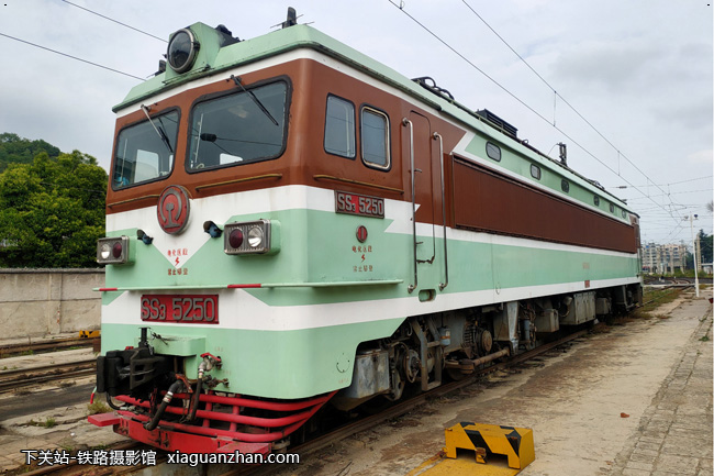 机车名称:韶山3型电力机车 ss3 车    号:5250 生产厂商