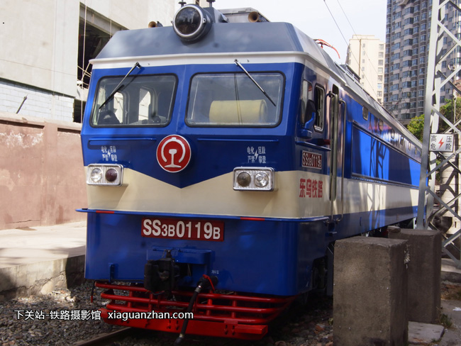 机车名称:韶山3b型电力机车 ss3b车    号:0119生产厂商:株洲运行