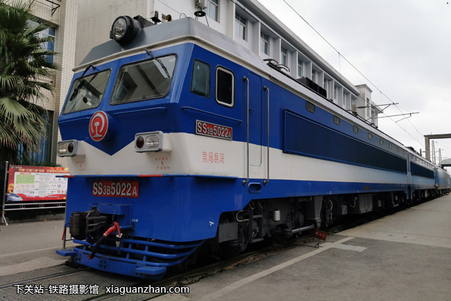 机车名称:韶山3b型电力机车 ss3b车    号:5022生产厂商:资阳运行