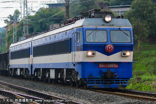 机车名称:韶山3b型电力机车 ss3b 车    号:5085 生产厂商:资阳 运行