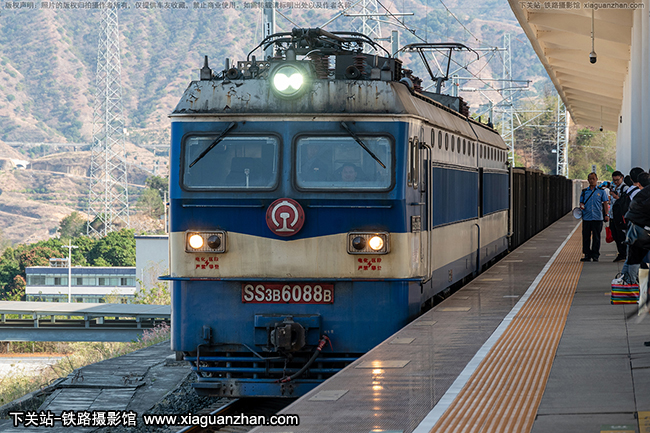 机车名称:韶山3b型电力机车 ss3b车    号:6088生产厂商:大同运行
