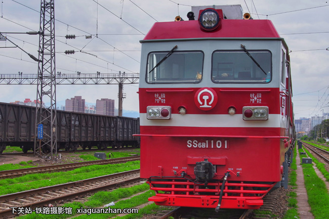 机车名称:韶山6b型电力机车 ss6b车    号:1101生产厂商:株洲运行