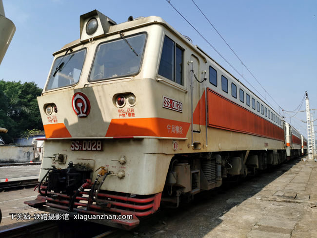 机车名称:韶山7型电力机车 ss7 车    号:0028 生产厂商