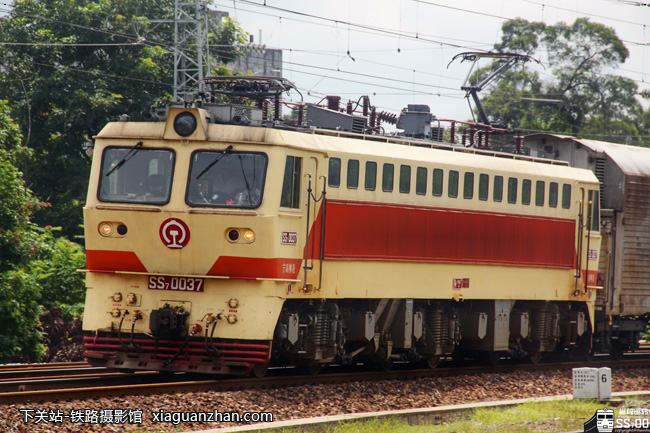 机车名称:韶山7型电力机车 ss7 车    号:0037 生产厂商