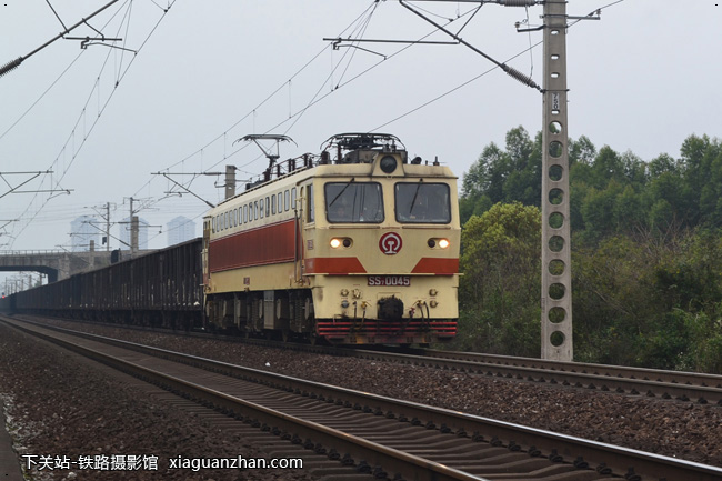 机车名称:韶山7型电力机车 ss7 车    号:0045 生产厂商