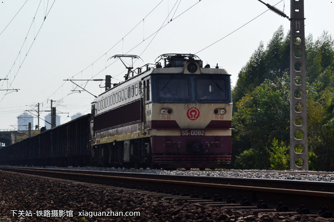 机车名称:韶山7型电力机车 ss7车    号:82生产厂商:大同运行时速:100