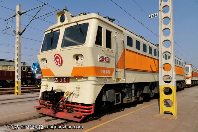 机车名称:韶山7型电力机车 ss7 车    号:0101 生产厂商